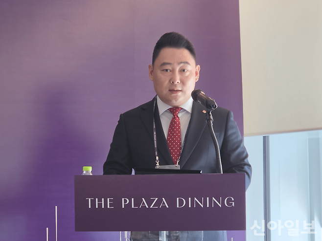 조용기 한화푸드테크 대표가 21일 서울 종로구 KT광화문빌딩 웨스트(West) 15층에서 진행된 '더 플라자 다이닝' 오픈 기념 기자간담회에서 설명하고 있다. [사진=신현숙 기자]