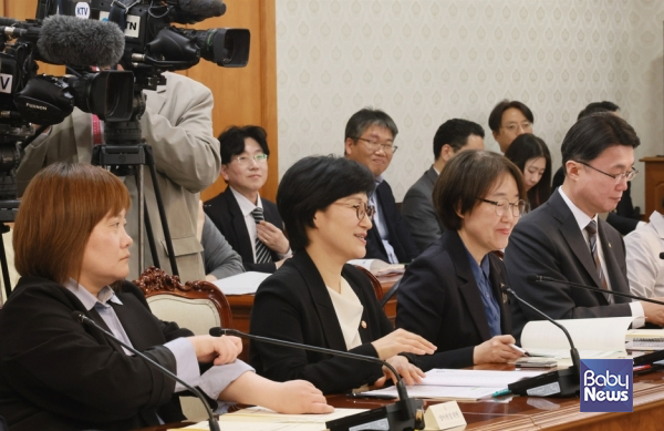 성평등가족부는 20일 오후 정부서울청사에서 '제19차 양성평등위원회'(위원장 김민석 국무총리, 부위원장 원민경 성평등가족부장관)를 개최하여, '제3차 양성평등정책 기본계획 25년 추진실적 및 26년 시행계획'과 '성평등정책 추진체계 강화 방안' 등 7개의 안건에 대해 심의, 논의했다. ⓒ성평등가족부