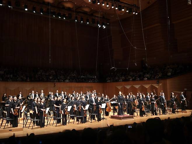 18일 경기필하모닉 오케스트라 지휘자와 단원들이 공연을 마치고 관객을 향해 인사하고 있다. (출처=장하얀 기자.)
