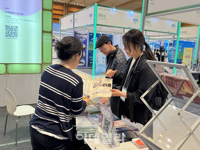 지난해 열린 올댓트래블 여행박람회 현장에서 관람객들이 한국방문의해위원회 K관광 협력팀 부스를 방문해 상담을 받고 있다.(사진=한국방문의해위원회)