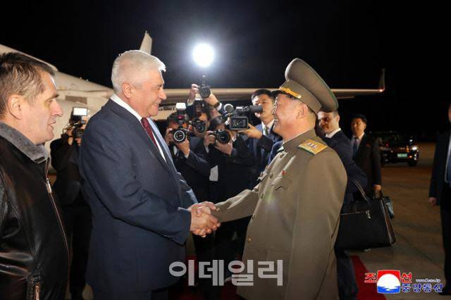 러시아 내무성 대표단이 북한 사회안전성의 초청으로 20일 평양에 도착했다고 조선중앙통신이 21일 보도했다. 평양국제비행장에서 블라디미르 콜로콜체프 내무부 장관이 방두섭(오른쪽) 북한 사회안전상과 악수하고 있다. [조선중앙통신=연합뉴스]