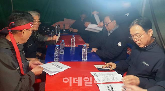 김영훈 고용노동부 장관은 20일 경남 진주시 정촌면 CU 진주물류센터 화물연대 집회 현장을 방문해 “관계 부처와 긴밀히 협의해 이른 시일 내에 원만하게 해결되도록 최선을 다하겠다”고 밝혔다.