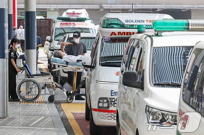 서울의 한 대학병원에서 구급차량이 응급 환자들을 실어 나르고 있다. 2024.8.20 ⓒ 뉴스1 민경석 기자