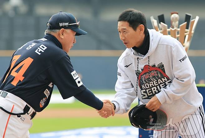 26일 서울 잠실야구장에서 열린 프로야구 2025 신한 SOL뱅크 KBO 포스트시즌 한국시리즈 1차전 한화 이글스와 LG 트윈스의 경기를 앞두고 한화 김경문 감독과 LG 염경엽 감독이 인사를 나누고 있다. 2025.10.26 ⓒ 뉴스1 김진환 기자