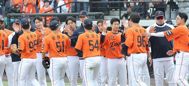 29일 대전 한화생명볼파크에서 열린 2026 신한 SOL KBO리그 키움 히어로즈와 한화 이글스의 경기에서 한화가 승리하며 선수들이 자축하고 있다. 2026.3.29 ⓒ 뉴스1 김기남 기자