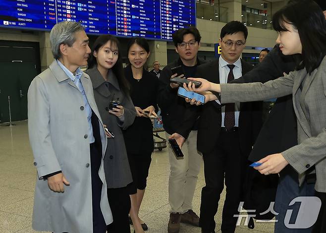 신현송 한국은행 총재 후보자가 30일 오전 인천국제공항을 통해 입국하며 취재진의 질문을 받고 있다.  2026.3.30 ⓒ 뉴스1 박정호 기자