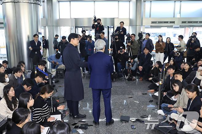 신현송 한국은행 총재 후보자가 31일 오전 서울시 중구 세종대로 한화금융플라자에 마련된 청문회 준비 사무실로 출근하며 취재진의 질문에 답하고 있다. 2026.3.31 ⓒ 뉴스1 박정호 기자