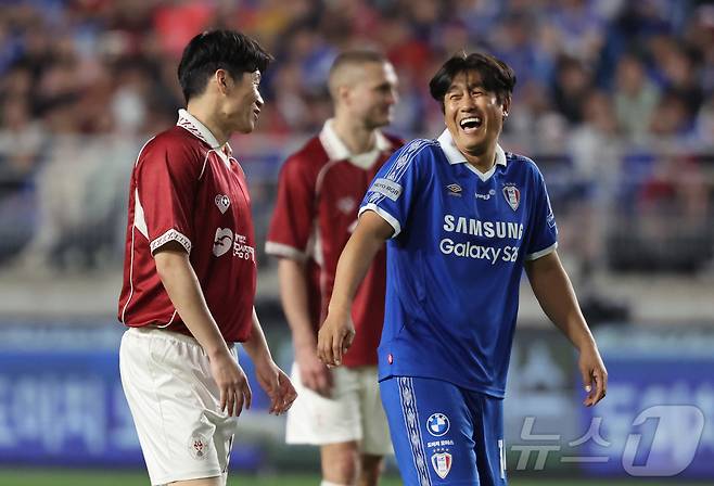 19일 오후 경기 수원시 팔달구 수원월드컵경기장에서 열린 OGFC(더오리지날FC)와 수원 삼성과의 경기, 후반 OGFC 박지성과 수원 삼성 서정원 선수 겸 감독이 웃으며 대화를 나누고 있다. 2026.4.19 ⓒ 뉴스1 김진환 기자