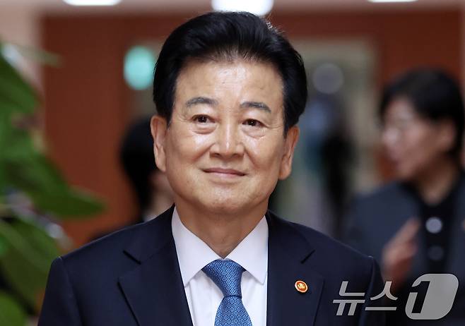 정동영 통일부 장관이 21일 오전 서울 종로구 세종대로 정부서울청사에서 열린 국무회의 겸 비상경제본부회의에 참석하고 있다. 2026.4.21 ⓒ 뉴스1 김명섭 기자