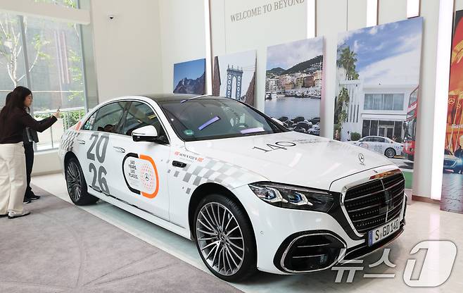 21일 오후 서울 강남구 마이바흐 브랜드센터에서 열린 메르세데스-벤츠의 세계 최초 자동차 특허 출원 140주년 기념 '140주년·140도시' 행사에서 방문객들이 140주년 기념 더 뉴 S-클래스 캠페인 차량을 살펴보고 있다. 2026.4.21 ⓒ 뉴스1 오대일 기자