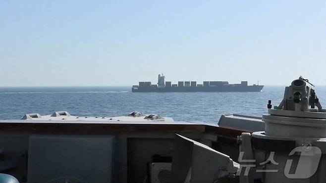 19일(현지시간) 미 해군 구축함 스프루언스호(DDG 111)가 아라비아해 북부 해역에서 이란 국적의 화물선인 투스카호를 나포하기 위해 접근하고 있다. 선박 추적 데이터에 따르면 투스카호의 가장 최근 위치는 4월 19일 오만만 인근으로 나타났다. 사진은 미 중부사령부가 공개한 영상 갈무리. 2026.04.19 ⓒ 로이터=뉴스1