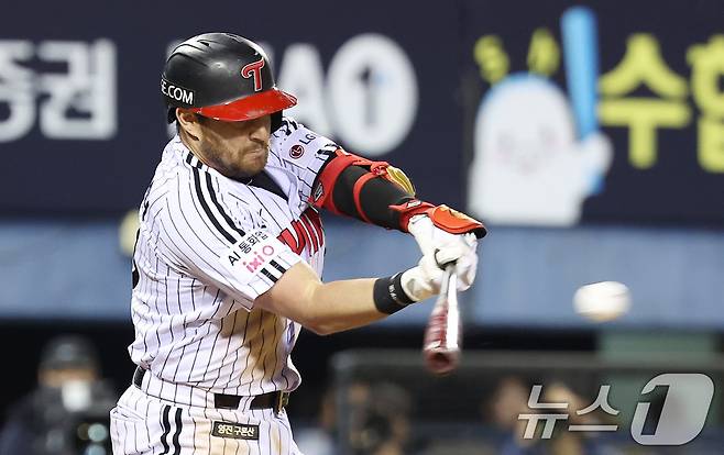 21일 서울 송파구 잠실야구장에서 열린 '2026 신한 SOL KBO리그' 한화 이글스와 LG 트윈스의 경기, LG 오스틴이 7회말 2사 2루 상황에서 1타점 적시타를 치고 있다. 2026.4.21 ⓒ 뉴스1 김성진 기자