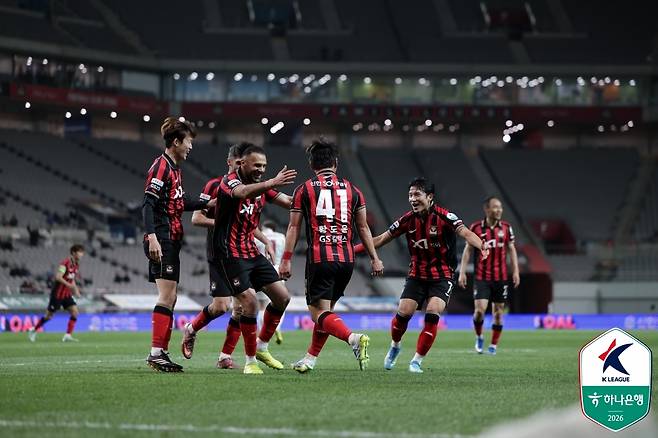 FC서울 선수들이 21일 서울월드컵경기장에서 열린 부천FC와 홈 경기에서 득점 후 기뻐하고 있다. (한국프로축구연맹 제공)