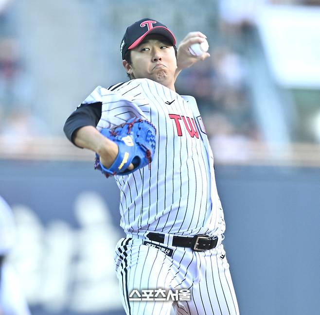 LG 선발투수 송승기가 14일 서울 잠실구장에서 열린 2026 KBO리그 롯데전에서 역투하고 있다.  2026. 4. 14. 잠실 | 최승섭기자 thunder@sportsseoul.com