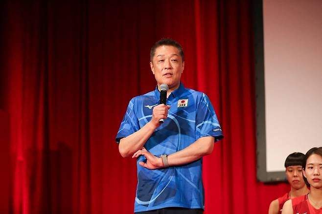 일본 여자배구대표팀 사령탑 시절의 마나베 감독. 출처 | 일본배구협회 SNS