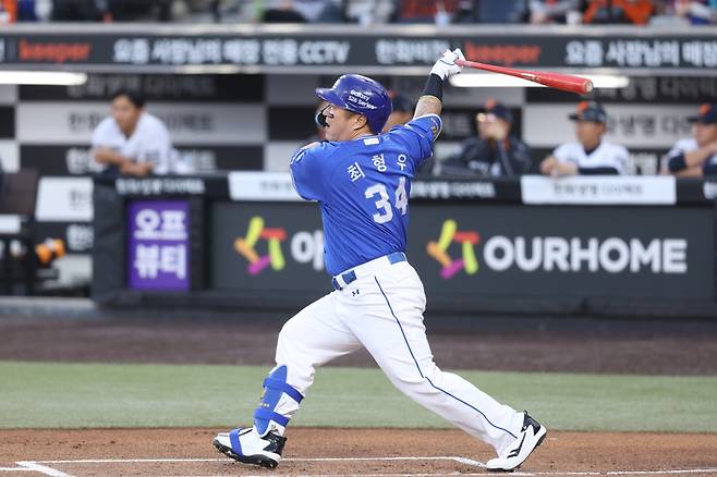 삼성 최형우가 15일 대전 한화생명 볼파크에서 열린 2026 KBO리그 정규시즌 한화와 경기에서 안타를 치고 있다. 사진 | 삼성 라이온즈