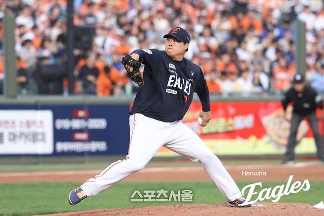 한화 류현진이 18일 부산 사직구장에서 열린 2026 KBO리그 정규시즌 롯데전에 선발 등판해 역투하고 있다. 사진 | 한화 이글스