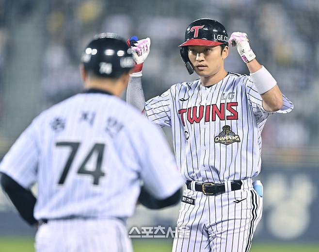 LG 박해민이 14일 서울 잠실구장에서 열린 2026 KBO리그 롯데전 4회말 중전안타를 친 후 세리머니를 하고 있다. 잠실 | 최승섭기자 thunder@sportsseoul.com