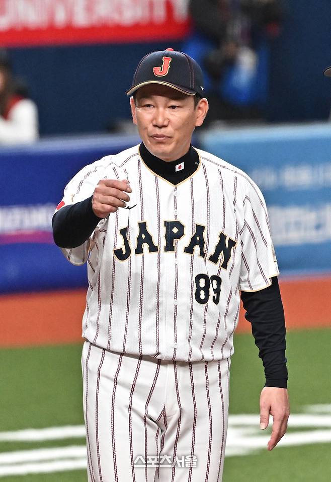 WBC 일본 야구대표팀의 이바타 히로카즈 감독이 2일 일본 오사카 교세라돔에서 진행된 오릭스 버팔로스와의 연습경기에 앞서 상대 감독과 이야기를 나누고 있다. 오사카(일본) | 박진업 기자 upandup@sportsseoul.com