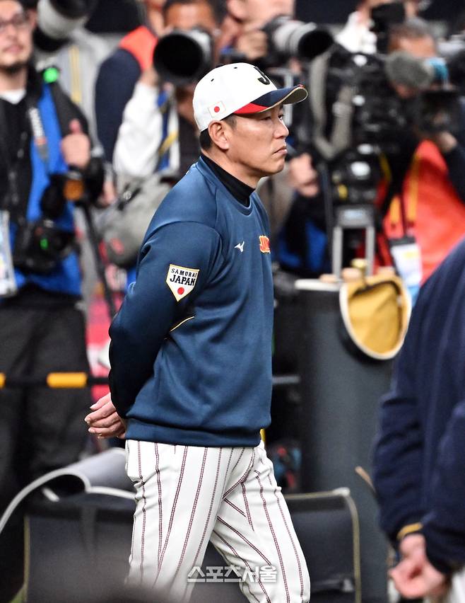 WBC 일본 야구대표팀의 이바타 히로카즈 감독이 2일 일본 오사카 교세라돔에서 진행된 오릭스 버팔로스와의 연습경기에 앞서 선수들을 훈련을 지켜보고 있다. 오사카(일본) | 박진업 기자 upandup@sportsseoul.com