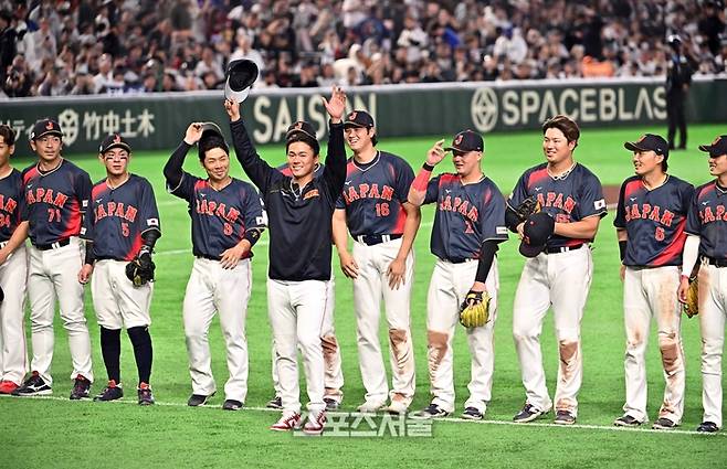 일본 야구대표팀이 6일 일본 도쿄 도쿄돔에서 열린 2026 WBC 조별리그 대만과의 경기에서 13-0으로 7회 콜드게임 승을 거둔 뒤 응원단을 향해 인사를 하고 있다. 도쿄(일본) | 박진업 기자 upandup@sportsseoul.com