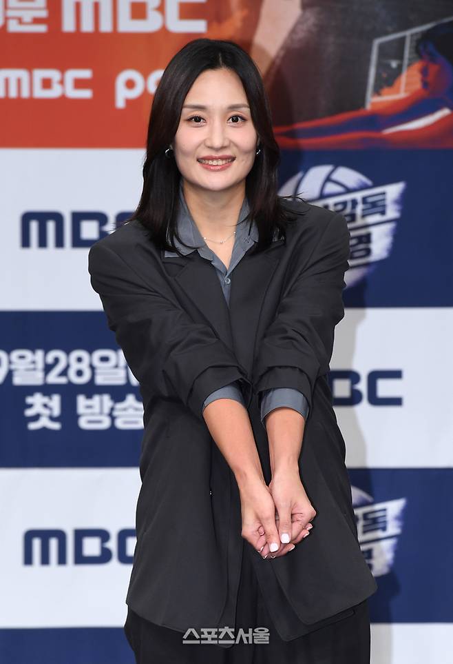 전 배구선수 표승주가 24일 서울 마포구 MBC 신사옥 골든마우스홀에서 열린 MBC 새 예능 ‘신인감독 김연경’ 제작발표회에서 취재진을 향해 포즈를 취하고 있다.  ‘신인감독 김연경’은 신인감독으로 돌아온 배구계의 전설 김연경의 구단 창설 프로젝트를 담고 있으며 김연경, 승관, 표승주 등이 출연하며 권락희 PD가 연출을 맡았다. 2025. 9. 24.  박진업 기자 upandup@sporttsseoul.com