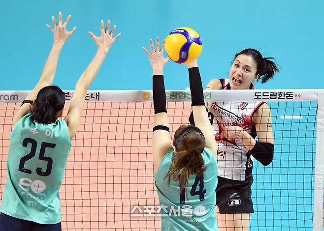 정관장 표승주(오른쪽)가 10일 장충체육관에서 열린 2024-2025 V리그 GS칼텍스와 경기에서 스파이크 공격을 하고 있다. 2025. 1. 10.  장충 | 박진업 기자 upandup@sportsseoul.com