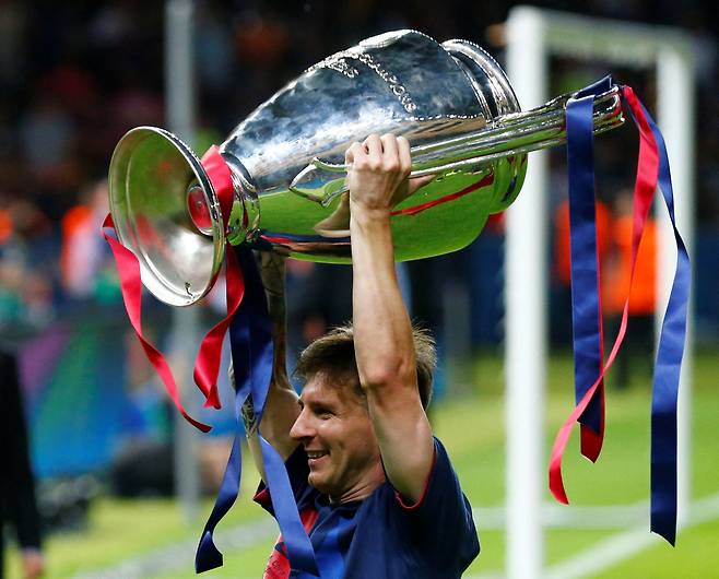 2015년 유럽챔피언스리그에서 우승한 후 빅이어를 들어올린  메시   로이터<저작권자(c) 연합뉴스, 무단 전재-재배포, AI 학습 및 활용 금지>