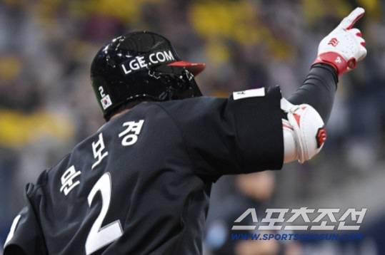 5일 서울 고척스카이돔에서 열린 LG-키움전. 9회초 무사 문보경이 솔로포를 친 후 세리머니를 하고 있다. 정재근 기자 cjg@sportschosun.com/2026.4.5/
