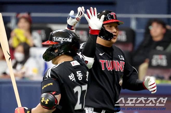 문보경이 홈런을 친 뒤 박동원과 하이파이브를 하고 있다. 사진제공=LG 트윈스