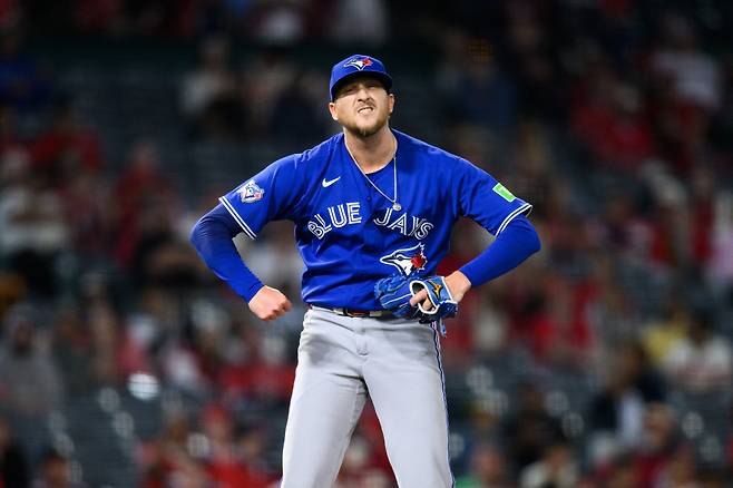 Apr 20, 2026; Anaheim, California, USA; Toronto Blue Jays pitcher Jeff Hoffman (23) reacts after striking out Los Angeles Angels second baseman Adam Frazier (20) during the ninth inning at Angel Stadium. Mandatory Credit: William Liang-Imagn Images







<저작권자(c) 연합뉴스, 무단 전재-재배포, AI 학습 및 활용 금지>