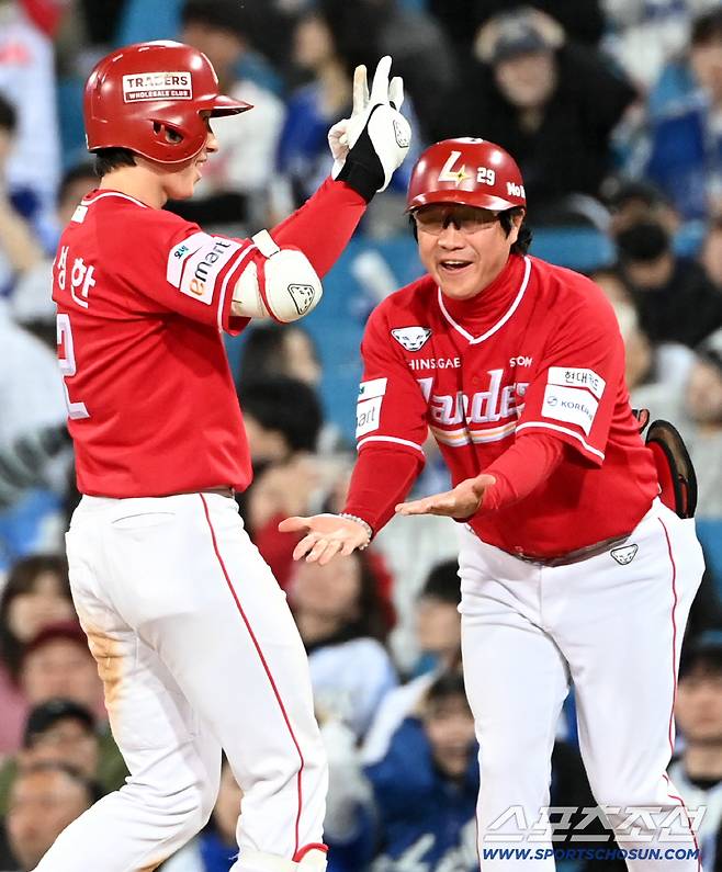 21일 대구삼성라이온즈파크에서 열린 SSG와 삼성의 경기. 연장 10회초 2사 2루 박성한이 1타점 적시타를 치고 기뻐하고 있다. 대구=허상욱 기자wook@sportschosun.com/2026.04.21/