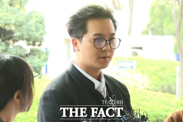 ‘부실 복무’ 혐의를 받는 송민호가 21일 서울 마포구 서울서부지방법원에서 열린 1차 공판에 출석해 입장을 밝히고 있다. /서울서부지법=김기범 기자