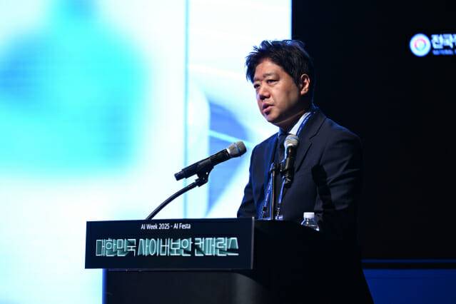 최영철 SGA솔루션즈 대표가 작년 9월 서울 강남구 코엑스에서 열린 과학기술정보통신부 주관 'AI 페스타 2025' 부대행사 '대한민국 사이버보안 컨퍼런스'에서 발표하고 있다. (사진=지디넷코리아)