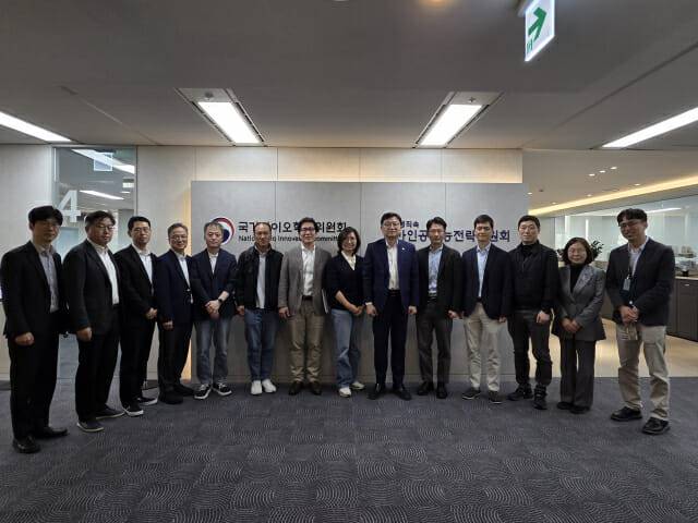 자율주행 소분과 출범을 기념하며 산업AX생태계 조준희 분과장(왼쪽 9번째) 자율주행 소분과 김수영 소분과장(왼쪽 8번째) 및 참여 위원들이 기념 촬영을 했다. (사진=국가AI전략위)