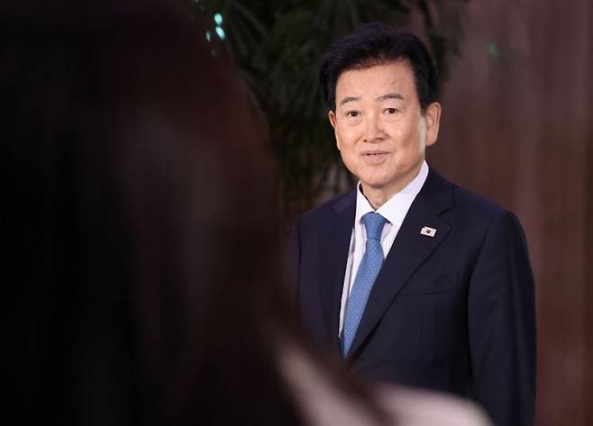 정동영 통일부 장관이 20일 오후 외부 일정을 마친 뒤 서울 광화문 정부서울청사에 도착, 미국과 정보공유가 일부 제한된 것과 관련 입장을 밝히고 있다. 연합뉴스