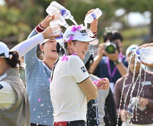 김민선7이 넥센·세인트나인 마스터즈 우승 직후 축하 물 세례를 받고 있다. KLPGA 제공