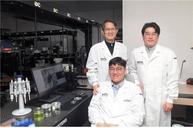 다수의 물벼룩 심박수 기반의 환경 독성 및 나노물질 독성 평가 시스템 개발 연구진. 앞줄부터 시계방향으로 KRISS 권익환 선임연구원, 이태걸 책임연구원, 이상원 책임연구원. KRISS 제공