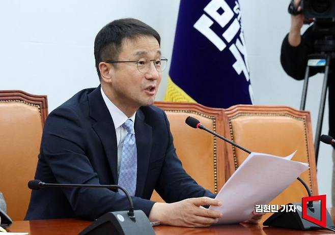 한병도 더불어민주당 원내대표가 21일 국회에서 열린 현안 관련 기자회견에서 발언하고 있다. 한 원내대표는 김병기 전 원내대표의 사퇴로 보궐 선거를 통해 선출돼 101일간 민주당을 이끌었다. 한 원내대표는 이날 원내대표직에서 사퇴하고 오는 5월 치러질 차기 원내대표 선거에 출마한다. 2026.4.21 김현민 기자