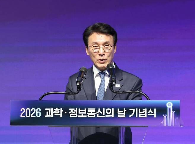 김민석 국무총리가 21일 서울 강남구 한국과학기술회관에서 열린 2026 과학, 정보통신의 날 기념식에서 기념사를 하고 있다. 2026.4. 연합뉴스