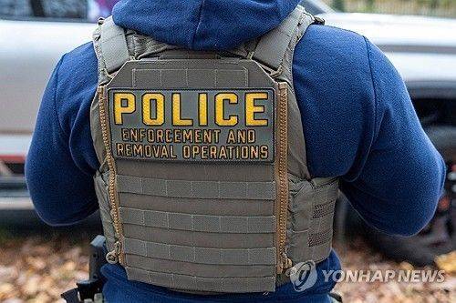 지난해 11월 17일 미국 수도 워싱턴DC에서 촬영된 이민세관단속국(ICE) 단속반원의 모습. AP연합뉴스