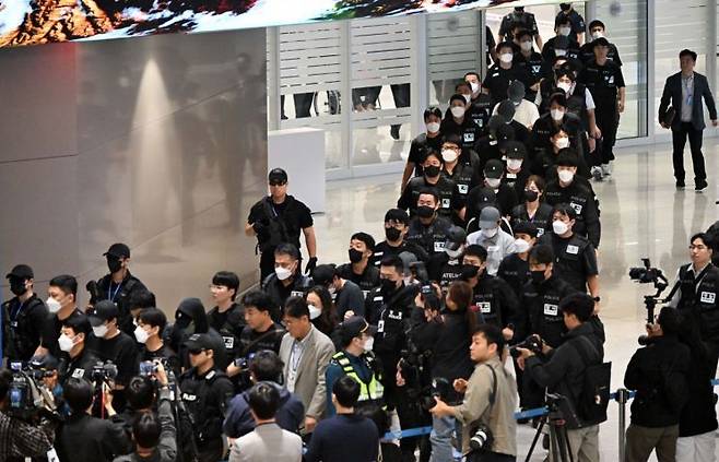 캄보디아 온라인 사기에 가담해 구금된 한국인들이 지난해 10월 인천국제공항 제2터미널을 통해 송환되고 있다. 연합뉴스 제공