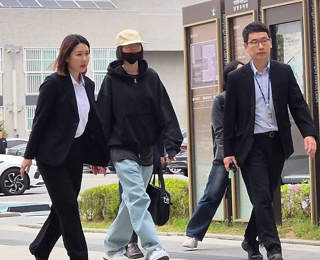 가수 겸  배우인 나나가 21일 경기 의정부지방법원 남양주지원에 증인으로 출석하고 있다. /뉴스1