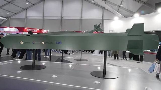 개발 중인 천룡 장거리 공대지 미사일 모형. /LIG넥스원