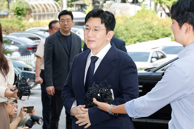 방시혁 하이브 의장이 지난해 9월 15일 자본시장법 위반 혐의(사기적 부정거래) 관련 조사를 받기 위해 마포구 서울경찰청 금융범죄수사대에 출석하고 있다. /뉴스1
