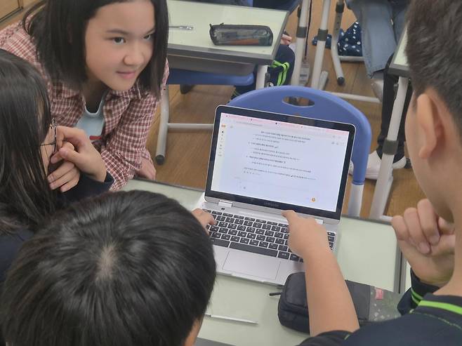 최근 대구 지역의 한 초등학교에서 학생들이 인공지능(AI) 도구를 활용해 수업에 임하고 있다. 
대구시교육청 제공