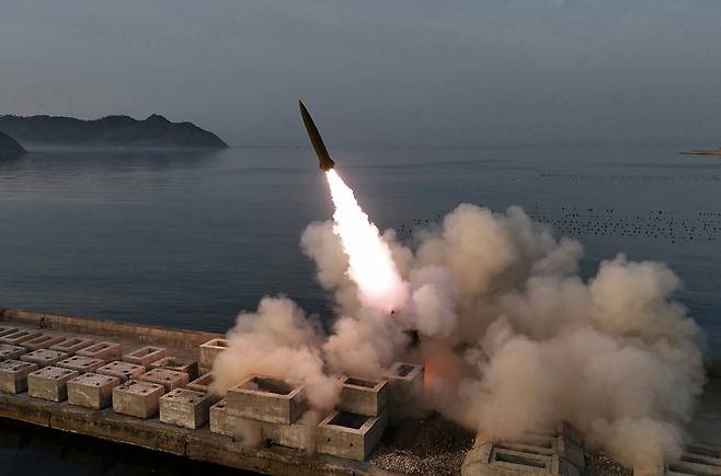 북한이 19일 함경남도 신포 해안에서 근거리탄도미사일(CRBM) ‘화성-11라형’으로 집속탄 5발을 발사했다. 발사 장면.  노동신문 뉴스1