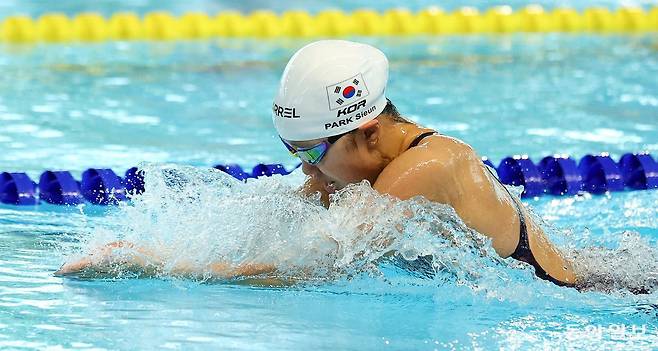 박시은(강원도체육회)이 20일 경북 김천실내수영장에서 열린 제98회 동아수영대회 여자 일반부 혼계영 400m에서 평영 영자로 나서 역영하고 있다. 박시은을 비롯해 이은지(배영), 박정원(접영), 진효정(자유형)이 나선 강원도체육회는 4분6초35의 대회 기록을 새로 쓰며 우승했다. 김천=송은석 기자 silverstone@donga.com