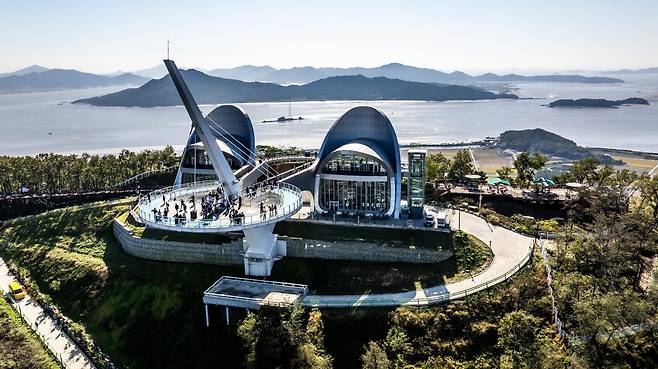 인천 강화군의 새로운 명소인 화개정원. 화개산 일대에 조성된 테마 정원으로 북한 땅을 조망할 수 있는 전망대와 모노레일, 5색 테마공원 등을 갖추고 있다. 강화군 제공