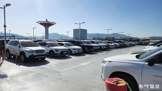 17일 오전 부산 강서구 김해공항 국제선 주차빌딩 윗층이 가득 차 있다. 국제선 노선이 잇따라 신설돼 이용객이 늘고 있으나 공항 시설 규모는 과거에 머물러 있어 방문객 불편이&nbsp;이어지고 있다. 김화영 기자 run@donga.com